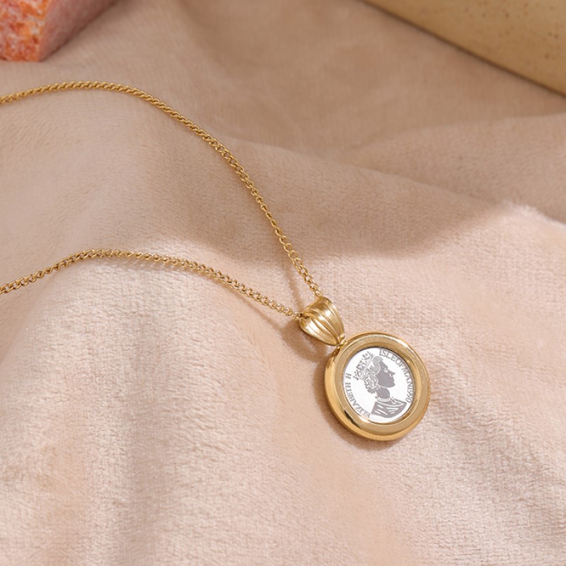 stainless steel gold plating circle Vintage queen head necklace